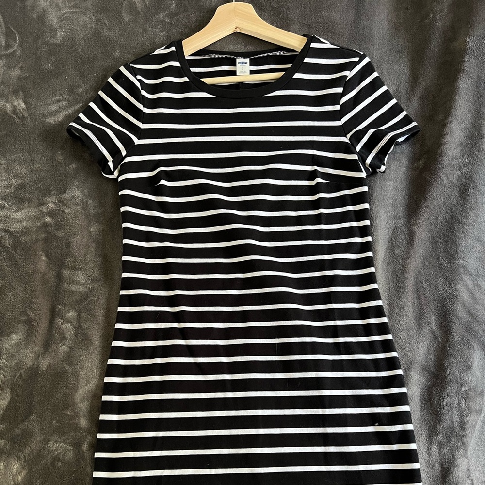 Women’s T-Shirt Dress / Form Fitting / Knee Length / Size S